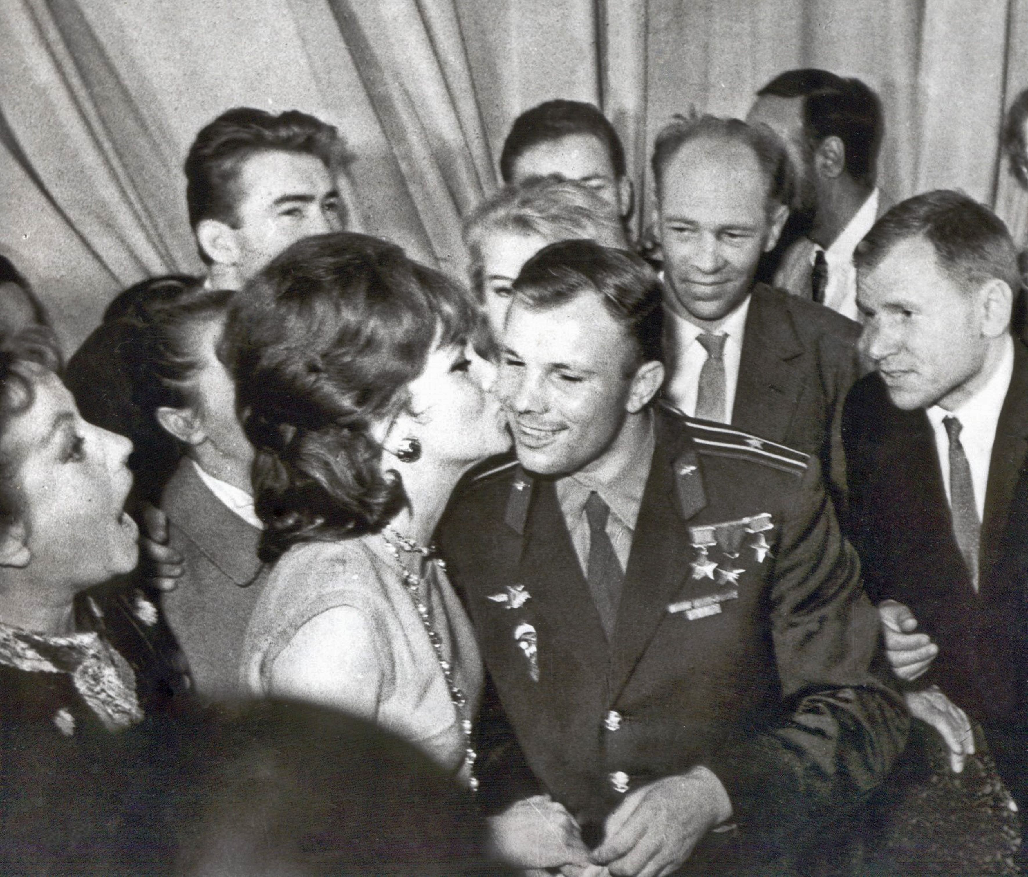 Dzhina-Lollobridzhida-i-YUriy-Gagarin-vo-vremya-II-MMKF-1961-god