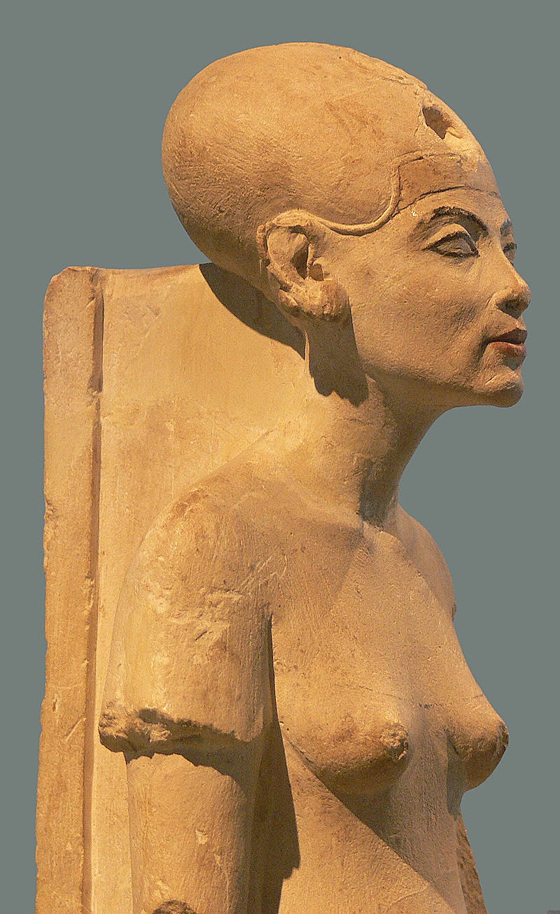 Figura-stoyashhey-Nefertiti