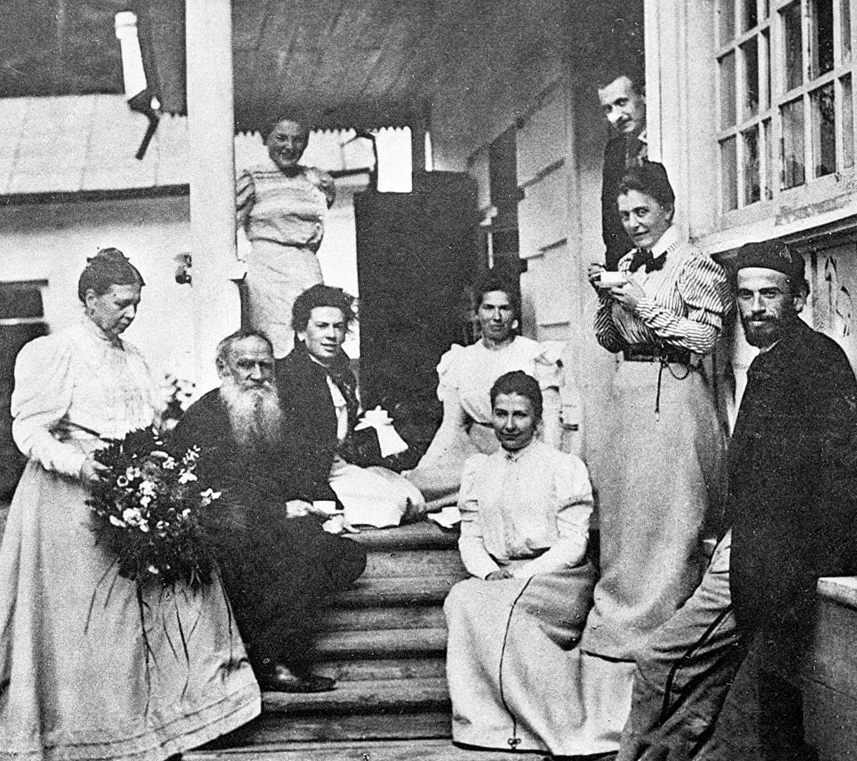 Foto-Lev-Tolstoy-v-krugu-rodnyih-i-druzey-1899