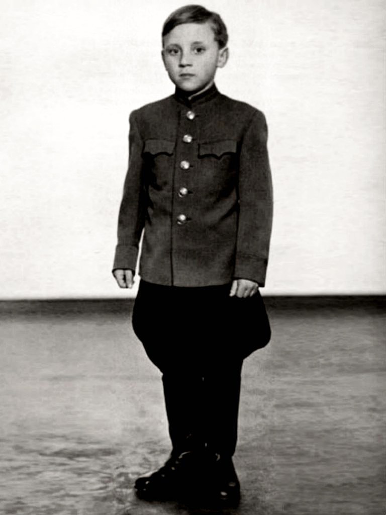 Foto-Vyisotskiy-v-detstve-1947.---Voennyiy