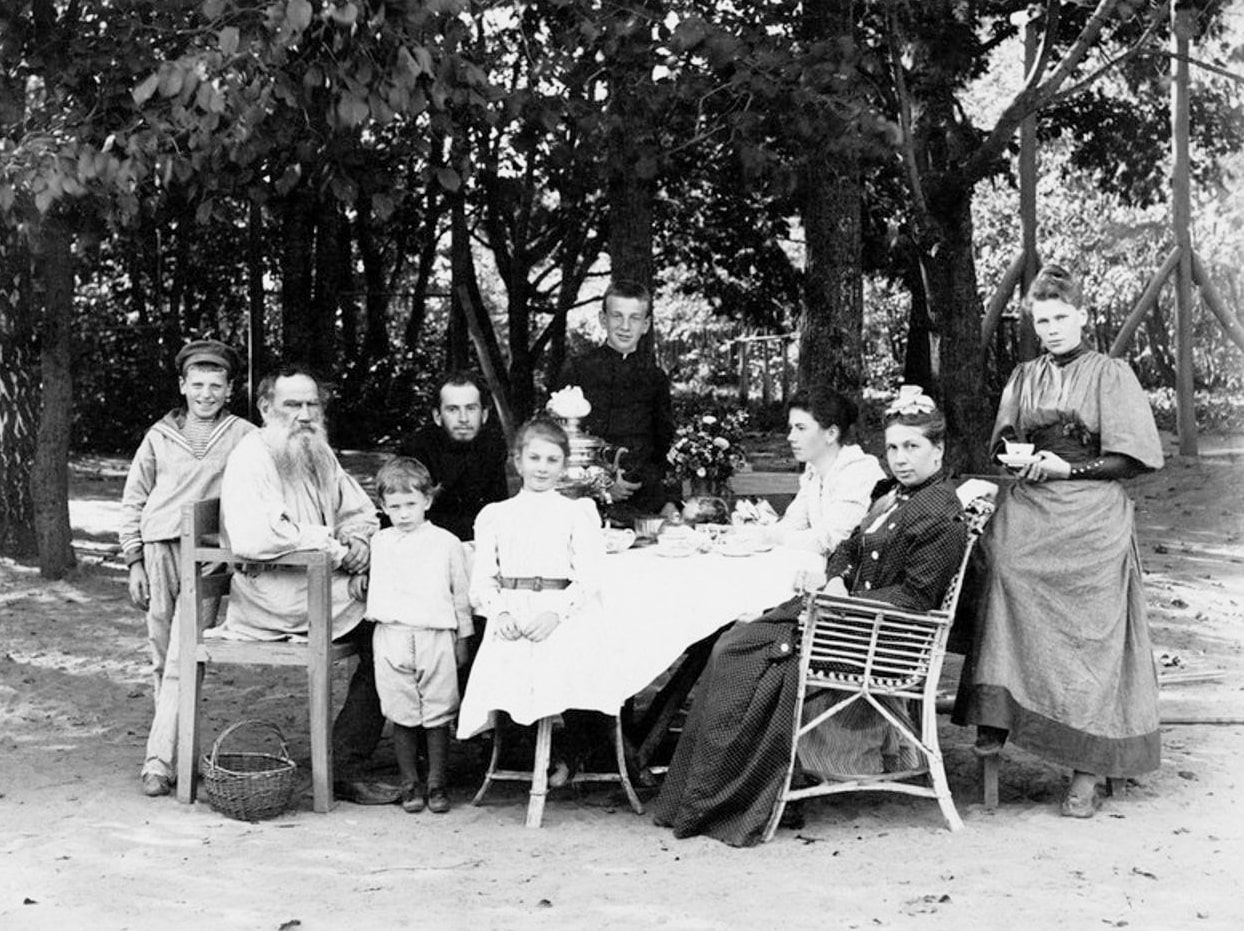 Foto-v-krugu-semi-YAsnaya-Polyana-1892