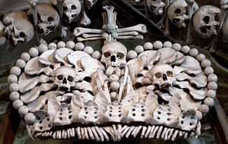 Жуткий храм из человеческих костей
