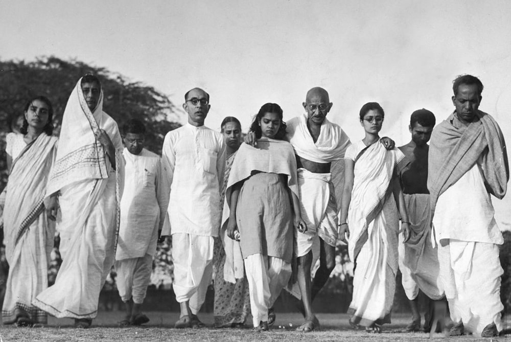 Mahatma-Gandi-s-uchenikami