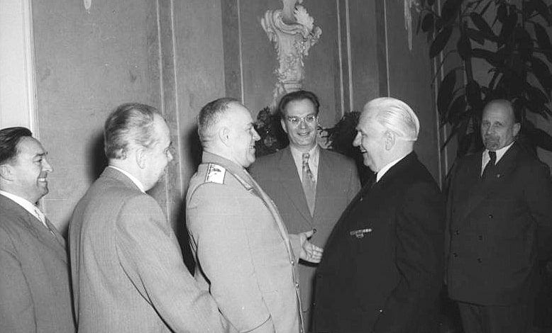 Ministr-oboronyi-SSSR-G.-K.-ZHukov-v-Berline.-6-maya-1955-goda