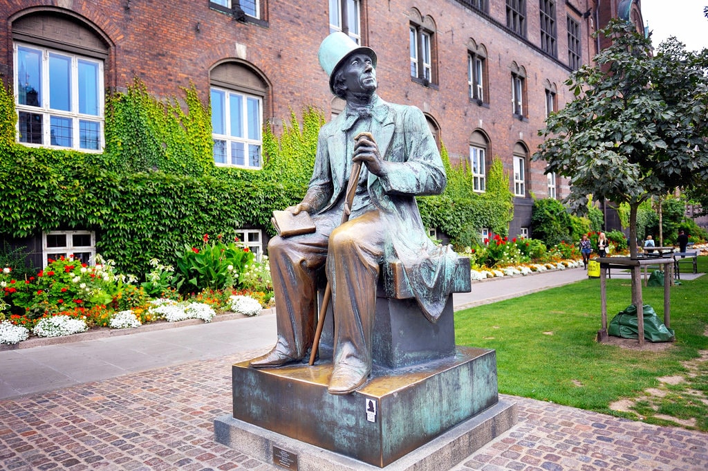 Pamyatnik Gansu Hristianu Andersenu v Kopengagene