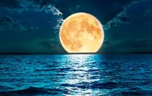 Почему луна ночью светится