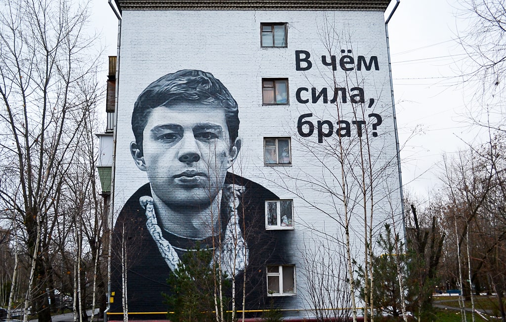 Sergey-Bodrov-mladshiy-na-stene-doma