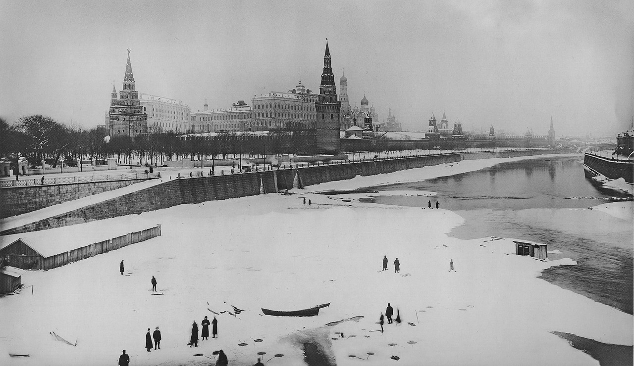 Vid-na-reku-Moskva-i-Kreml-s-Bolshgo-Kamennogo-mosta